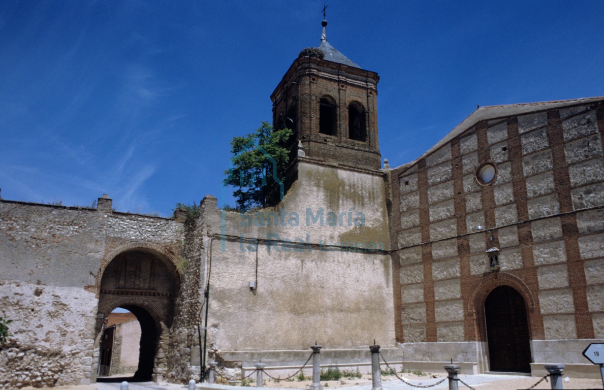 Fachada occidental y torre campanario de la iglesia de San Miguel y puerta de San Miguel