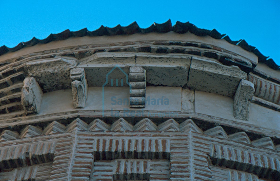 Canecillos de la cornisa del ábside