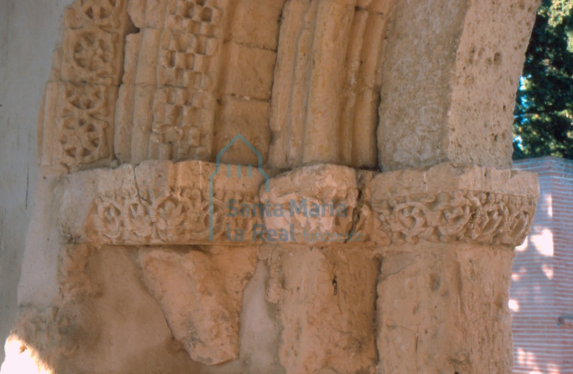 Detalle del lado izquierdo de la portada meridional, antigua entrada a la nave