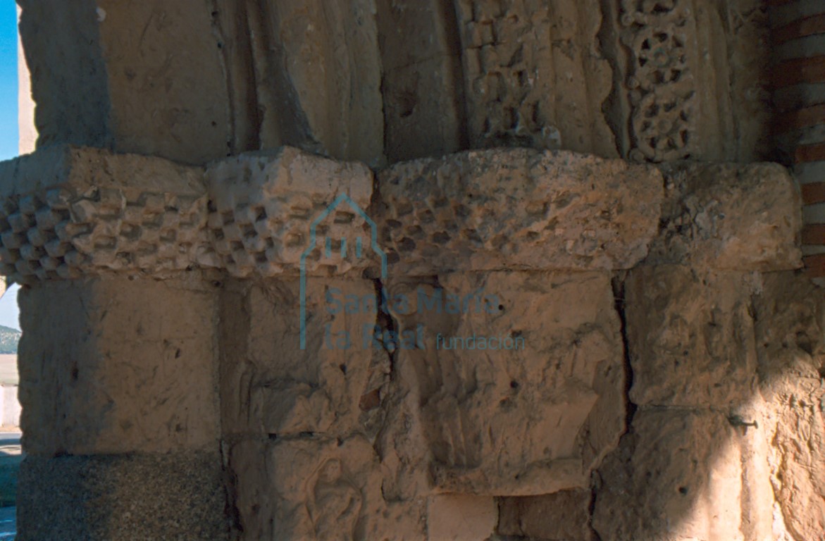 Detalle del lado derecho de la portada meridional, antigua entrada a la nave