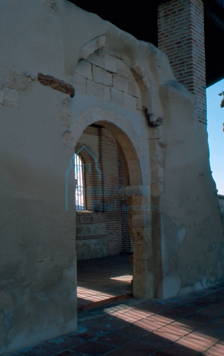 Vista desde el interior de la nave de la portada meridional, antigua entrada a la nave