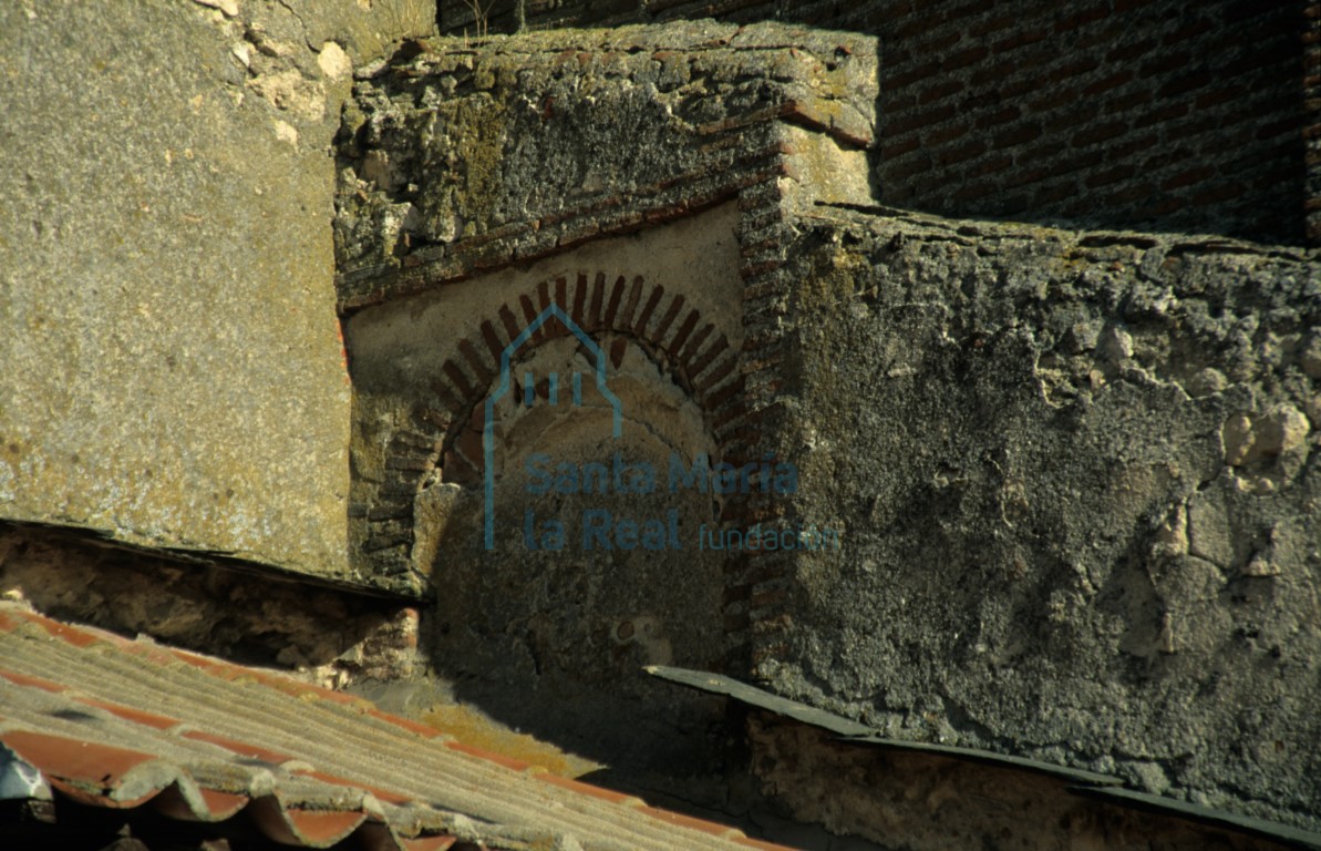 Arco junto a la torre