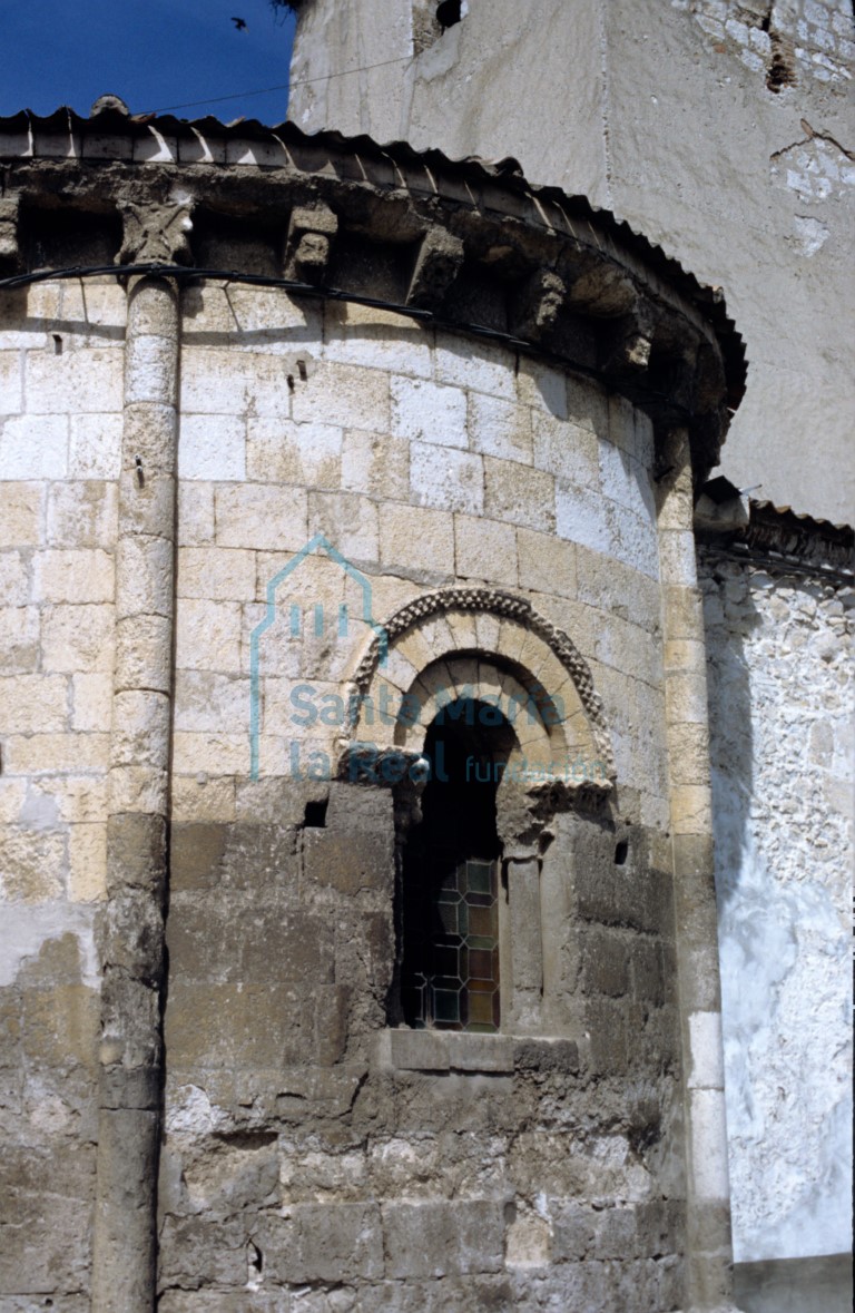 Vista del paño norte del exterior del ábside