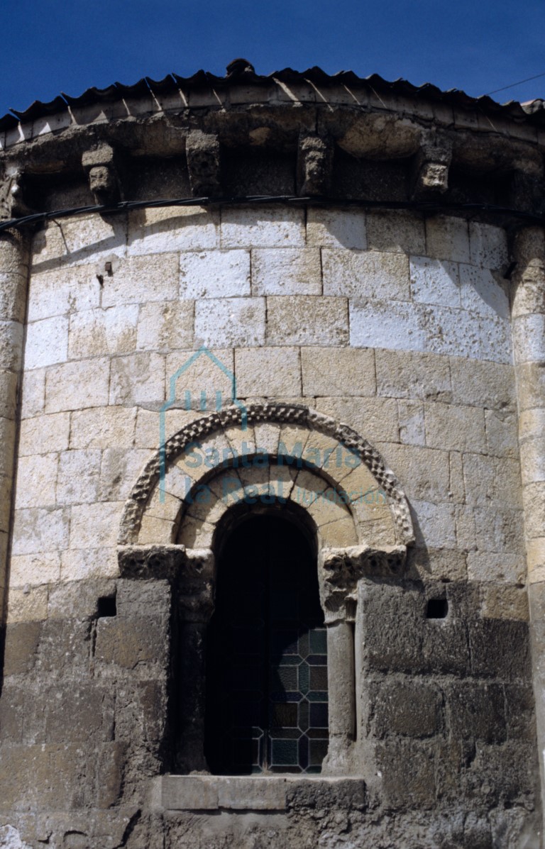 Ventana del paño central del exterior del ábside