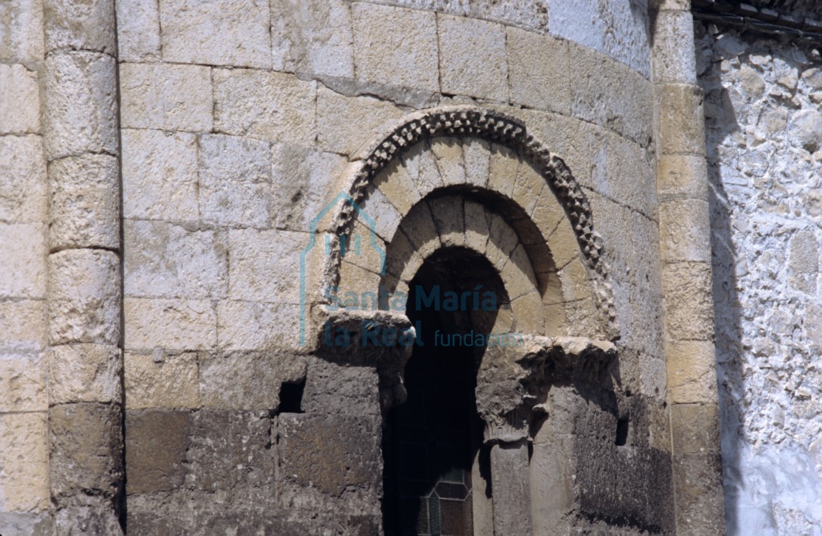 Detalle de la ventana del paño norte del exterior del ábside
