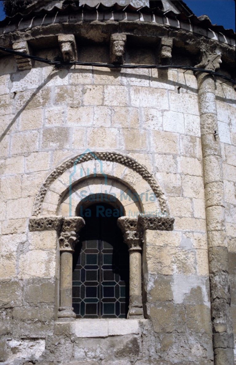 Ventana del paño sur del exterior del ábside
