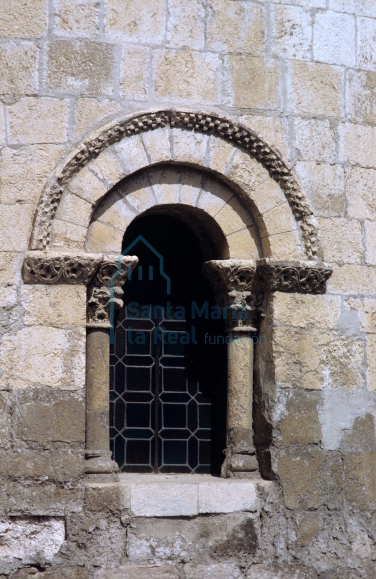 Ventana del paño sur del exterior del ábside