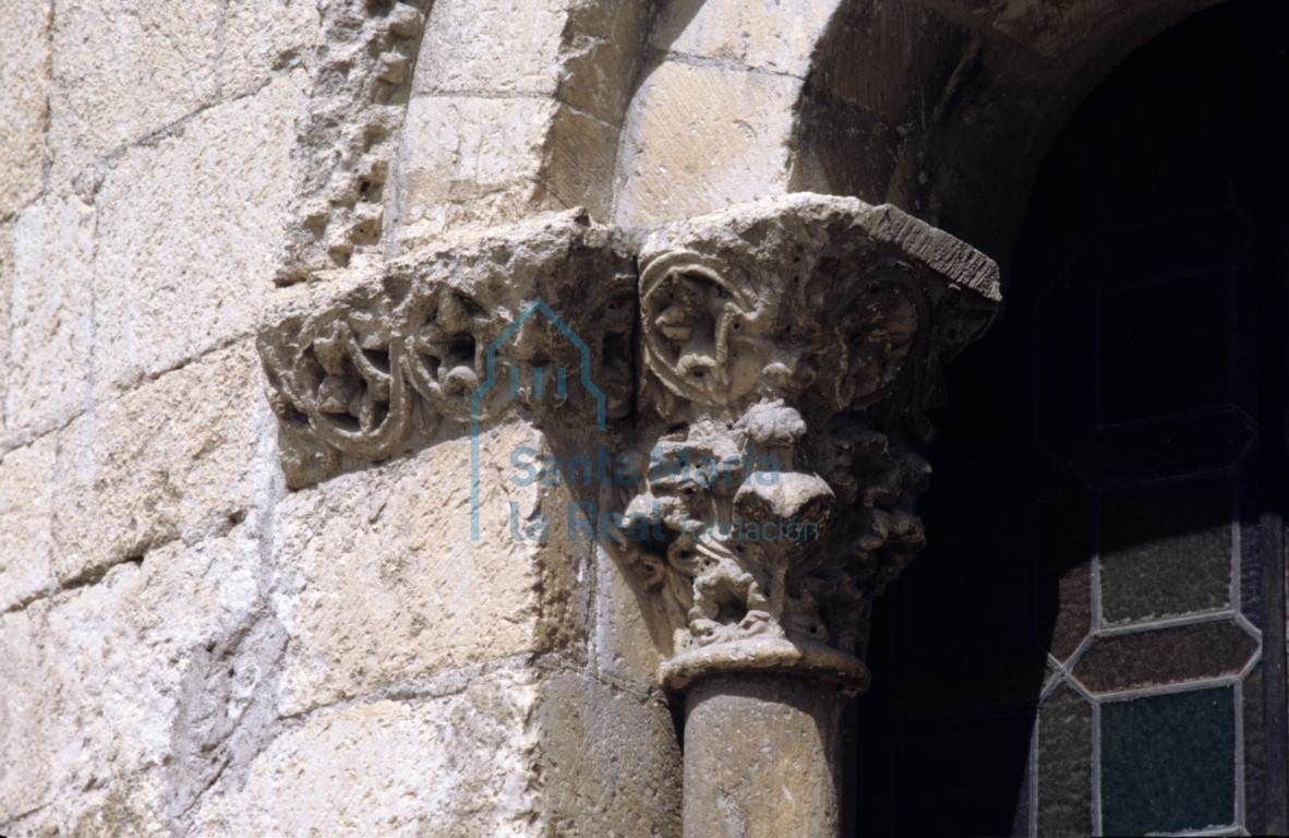 Detalle del lado izquierdo de la ventana del paño sur del exterior del ábside