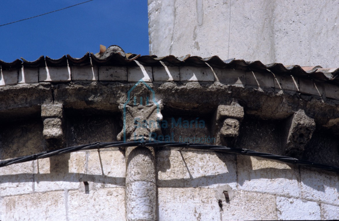 Detalle de la cornisa del ábside