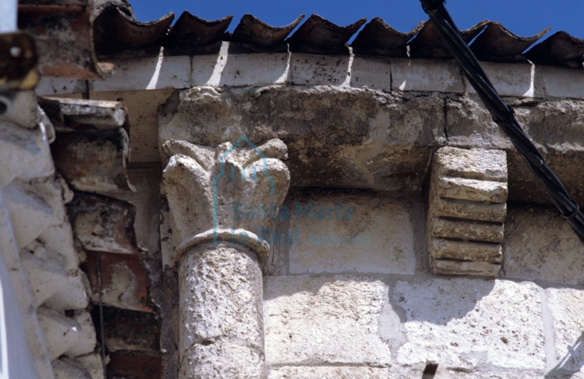Detalle de la cornisa del ábside