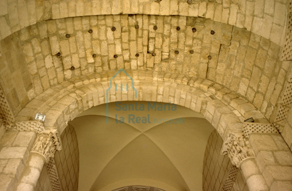Bóveda del tramo recto que precede al ábside, bóveda de la nave y arco triunfal