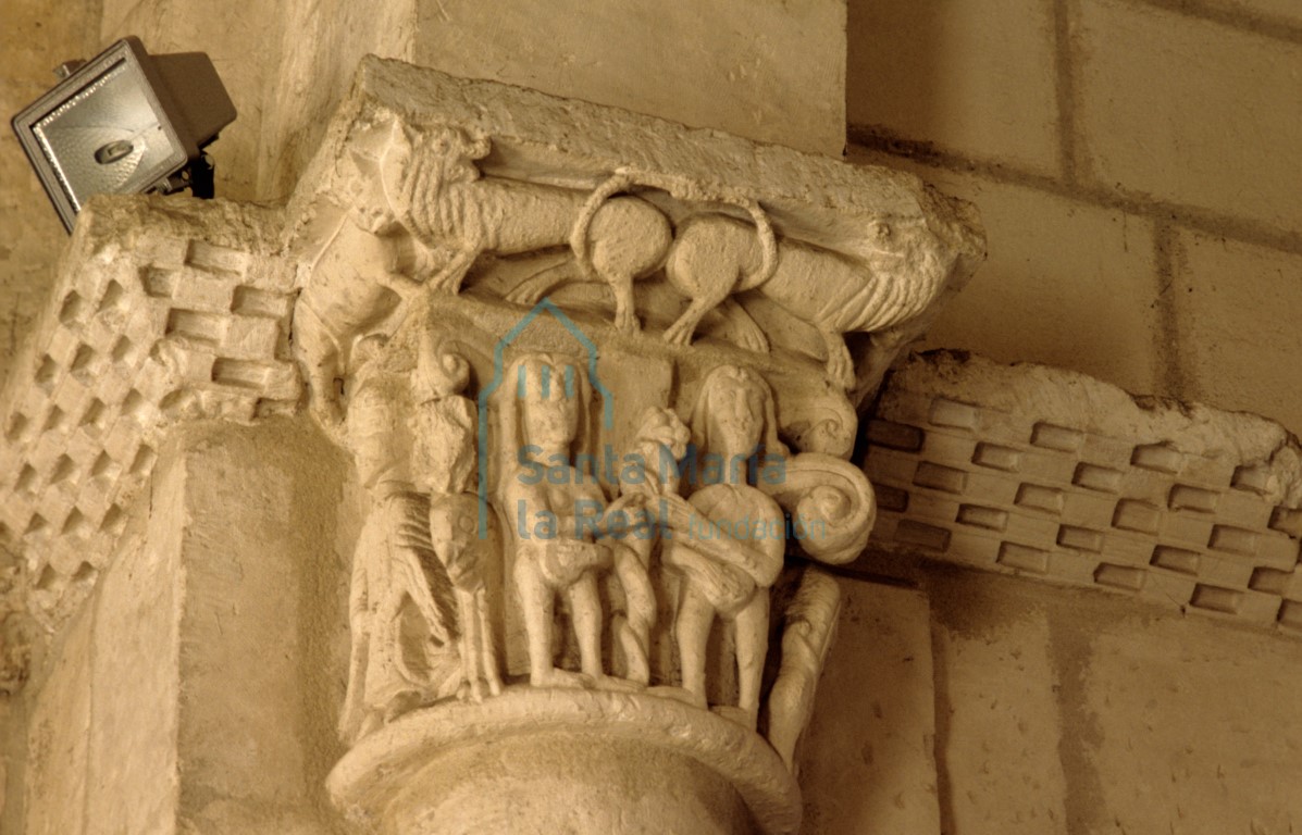 Capitel del lado de la epístola del arco triunfal. Adán y Eva señalando a una serpiente antropomorfa, sirena de doble cola y ave devorando un reptil Capitel del lado de la epístola del arco triunfal. Adán y Eva señalando a una serpiente antropomorfa, sirena de doble cola y ave devorando un reptil