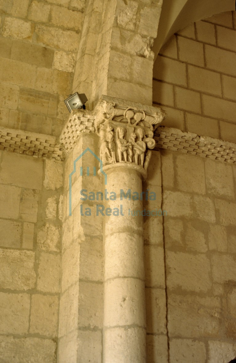 Capitel del lado de la epístola del arco triunfal. Adán y Eva señalando a una serpiente antropomorfa, sirena de doble cola y ave devorando un reptil