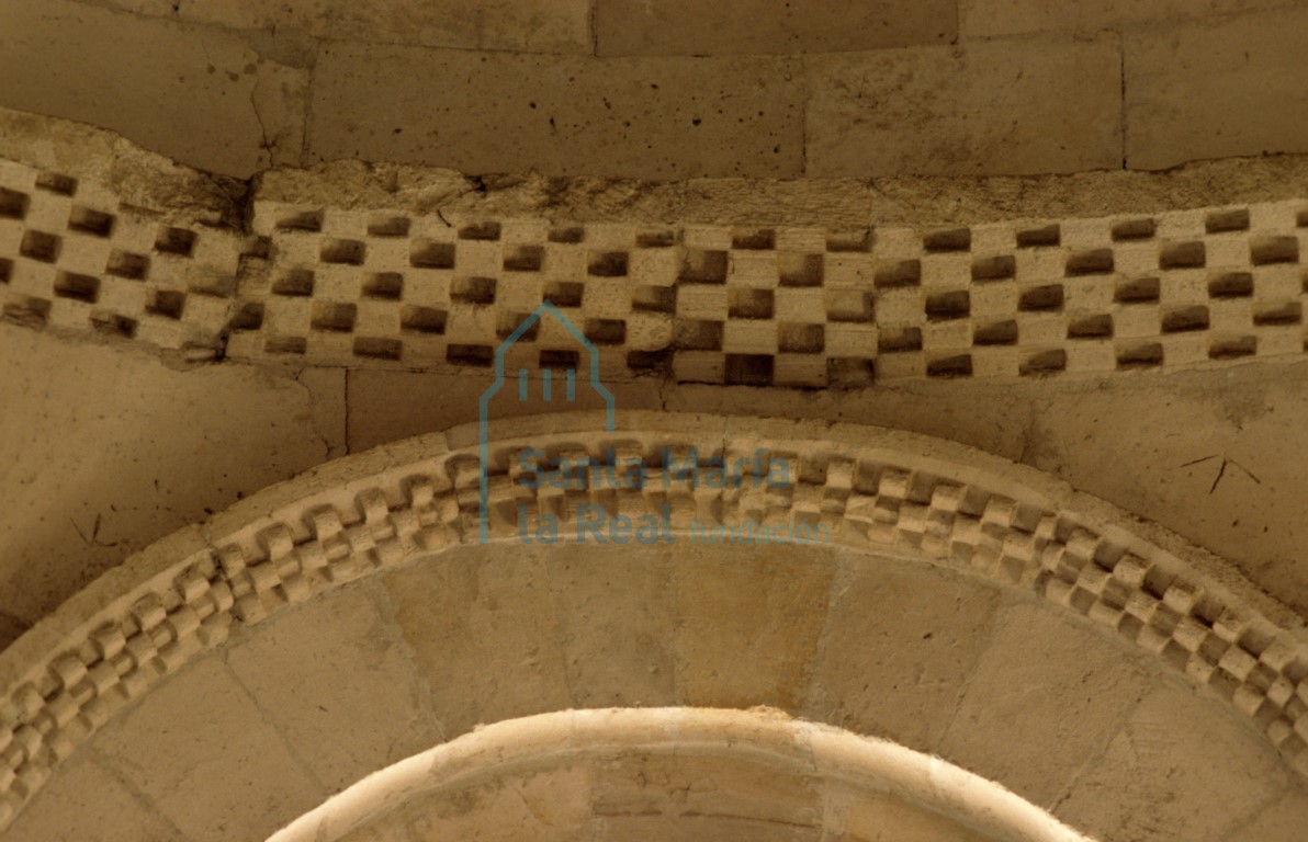 Detalle de la imposta y chambrana de una ventana del interior del ábside