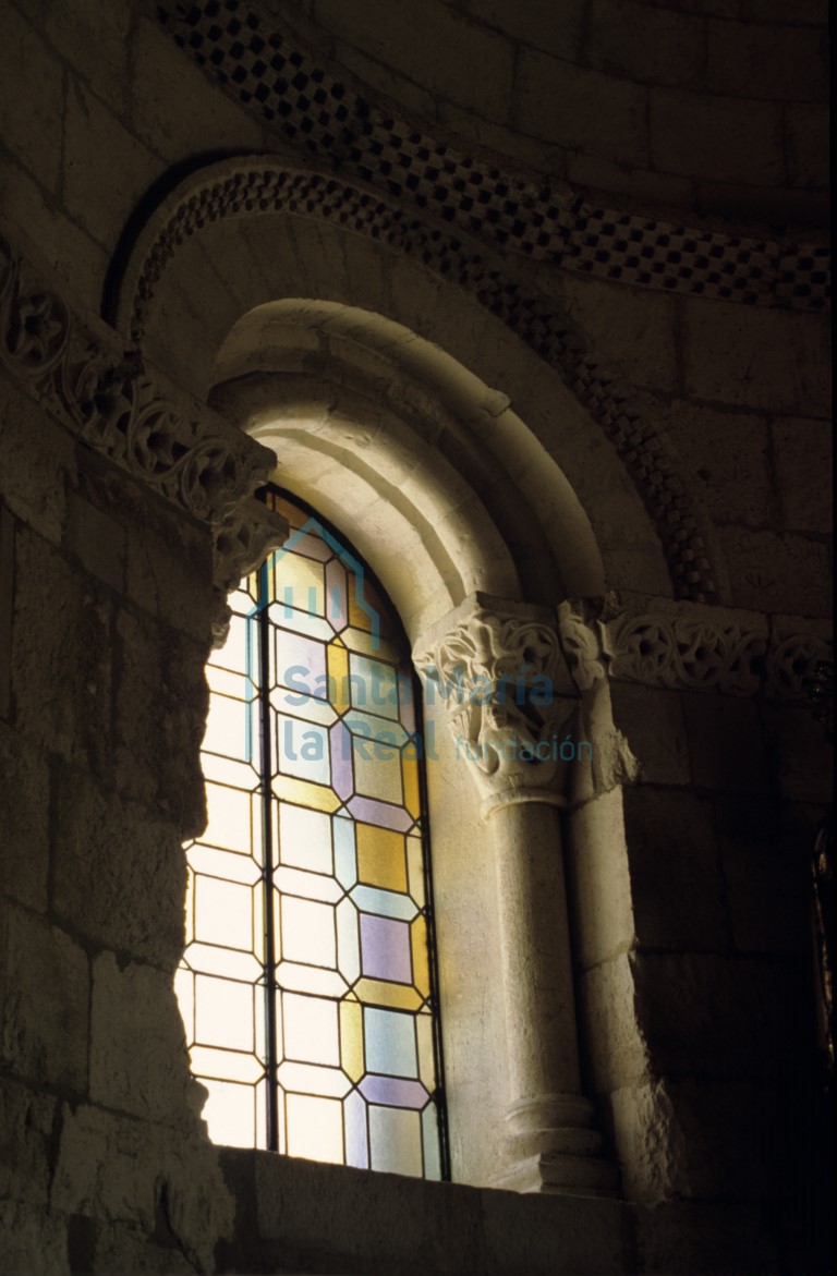Interior de la ventana norte del ábside