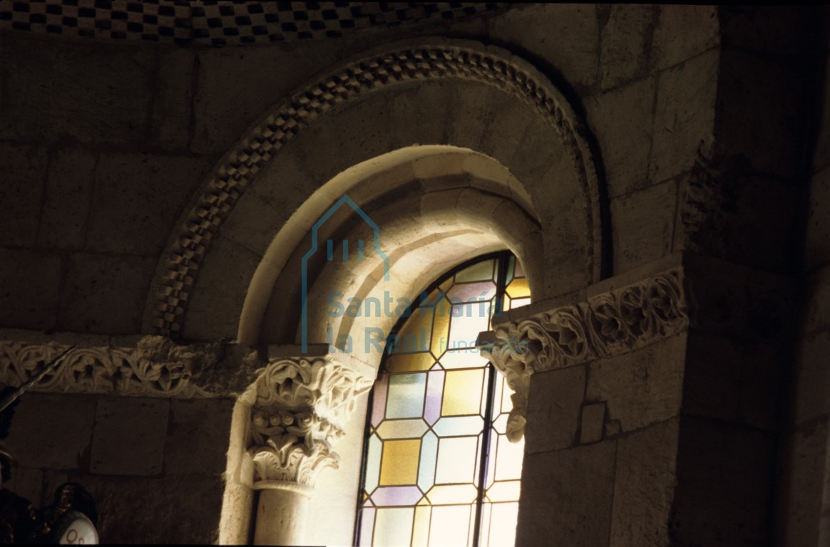 Detalle del interior de la ventana sur del ábside