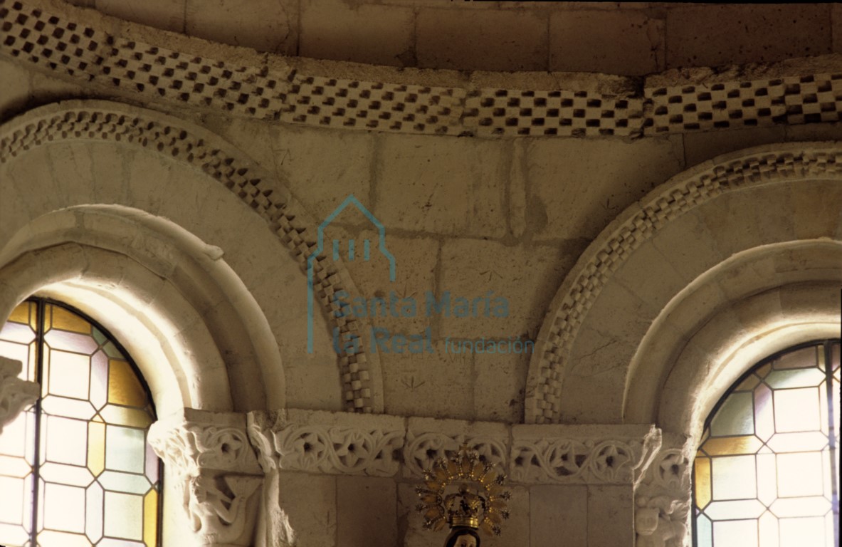 Detalle del interior de las ventanas norte y central del ábside