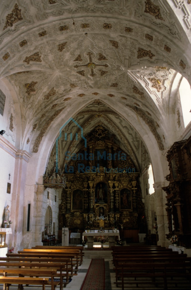 Vista del interior hacia la cabecera