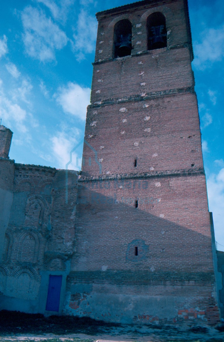 Vista general de la torre y parte del ábside