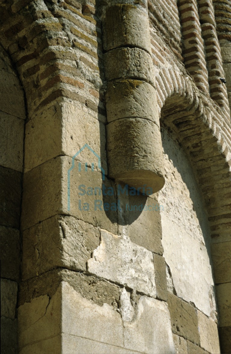 Detalle de una columna entrega del exterior del ábside central