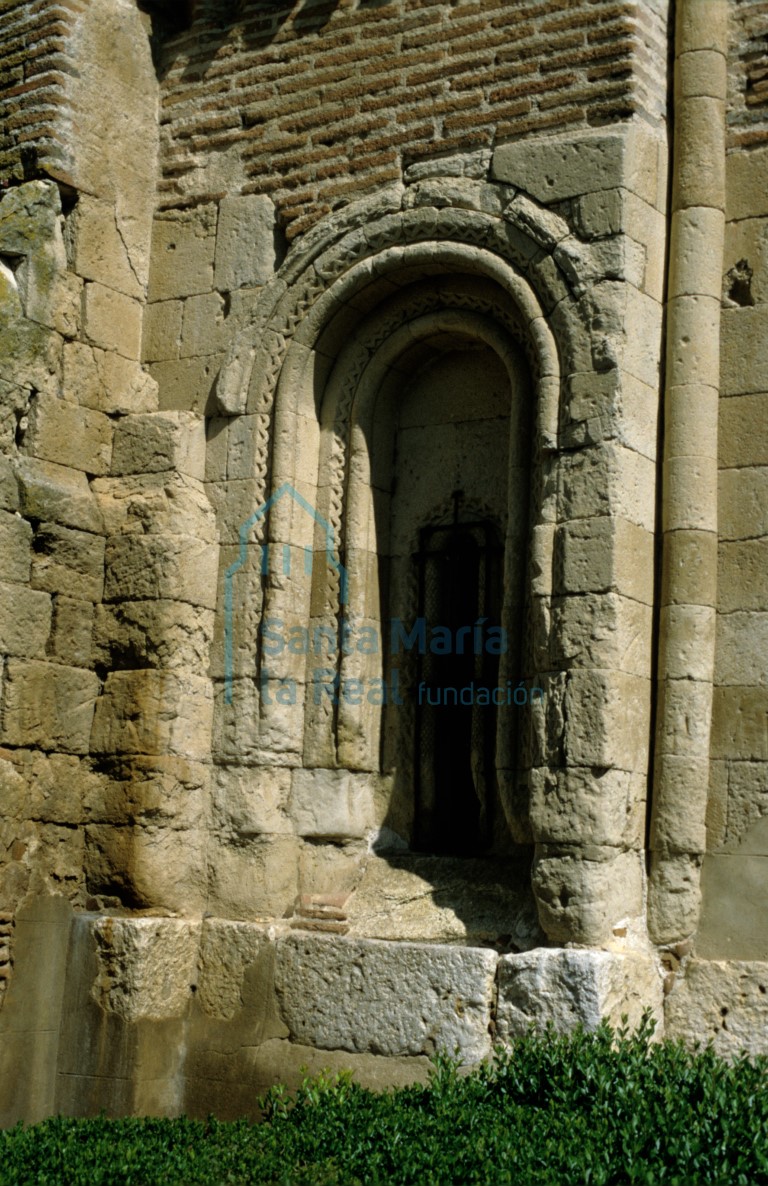 Ventana del ábside lateral meridional