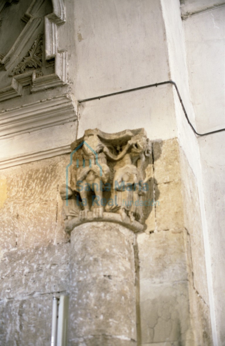 Capitel meridional del arco toral del absidiolo norte. Figura demoníaca en actitud devoradora rodeada de figuras monstruosas y flanqueada por figuras femeninas sedentes Capitel meridional del arco toral del absidiolo norte. Figura demoníaca en actitud devoradora rodeada de figuras monstruosas y flanqueada por figuras femeninas sedentes