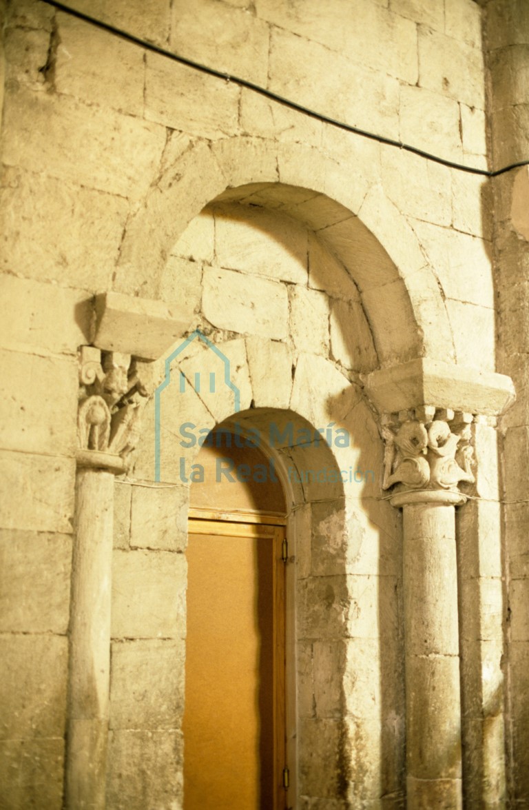 Arco en el muro norte del interior del ábside central