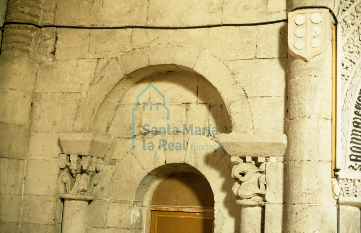 Arco en el muro norte del interior del ábside central