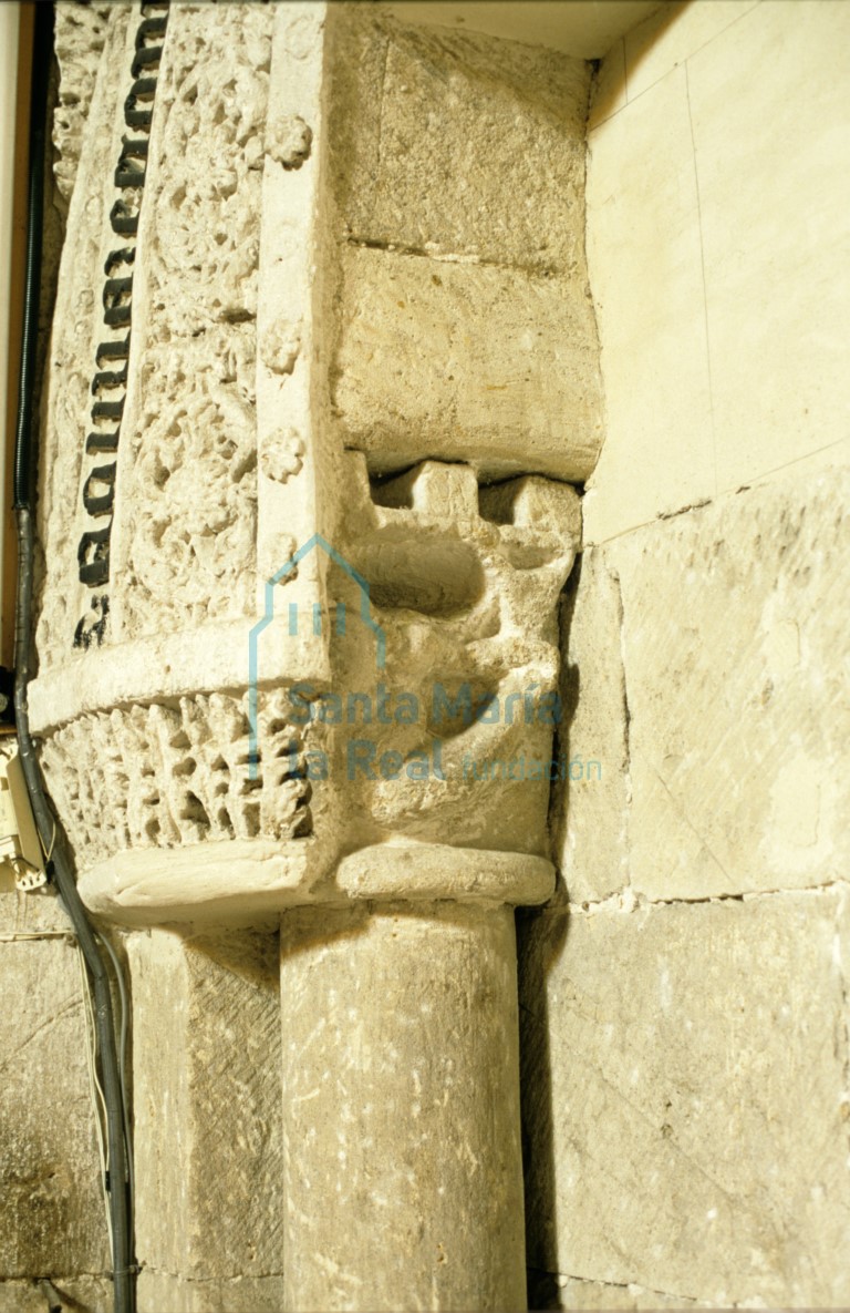 Detalle del lado izquierdo de uno de los arcos del muro norte del interior del ábside central