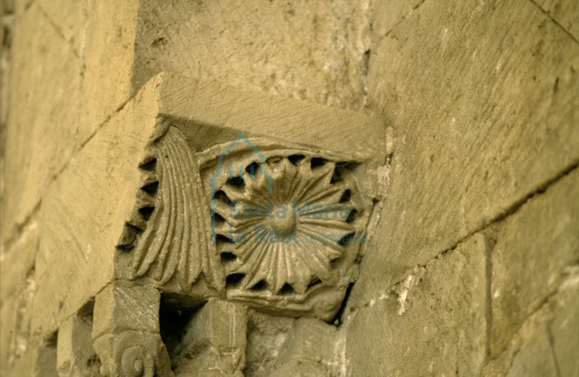 Cimacio del arco del muro sur del interior del ábside central