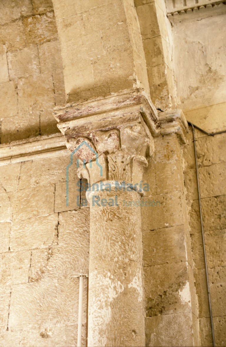 Capitel del lado de la epístola del arco triunfal del absidiolo sur. Motivos vegetales