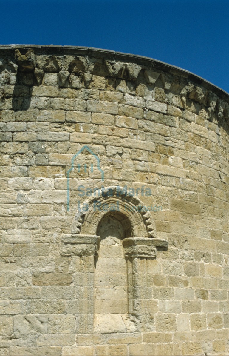 Ventana del lado sur del ábside