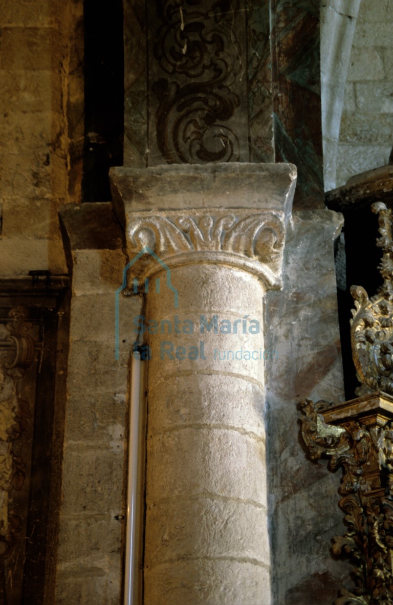 Capitel del arco triunfal del lado de la epístola. Motivos vegetales