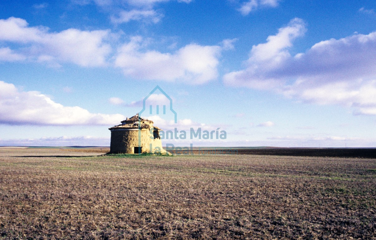 Vista general de un palomar junto a la carretera de Villalón de Campos-Palencia