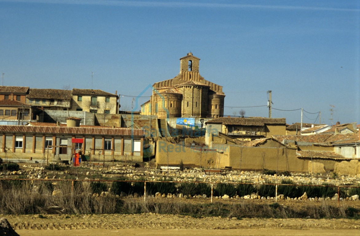 Vista general desde el este. La iglesia presidiendo el caserío