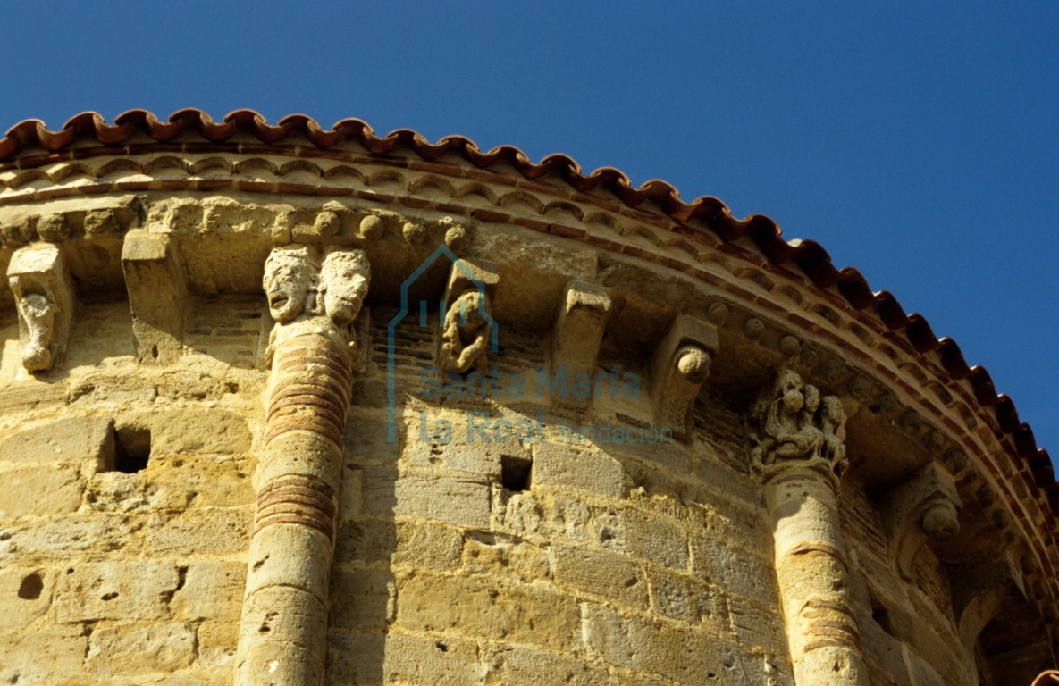 Canecillos y capiteles de las columnas adosadas del ábside central