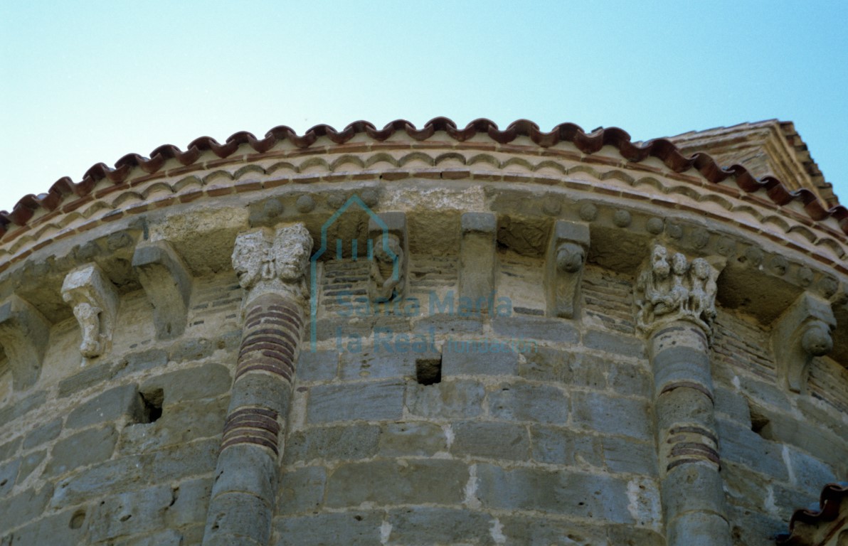 Canecillos y capiteles de las columnas adosadas del ábside central
