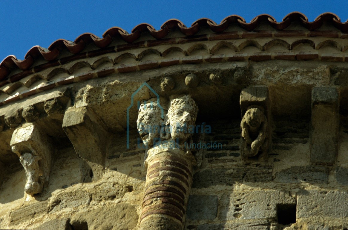 Canecillos y capitel con máscaras bifrontes de la columna adosada del ábside central