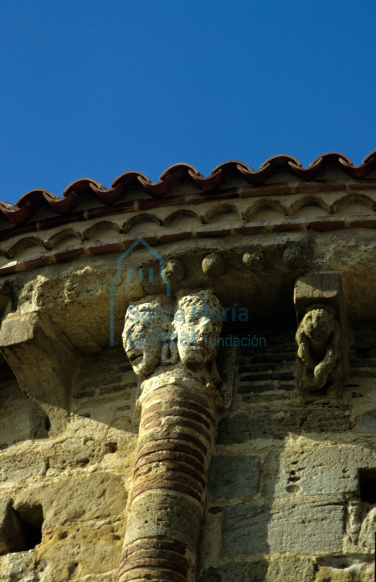 Canecillos y capitel con máscaras bifrontes de la columna adosada del ábside central