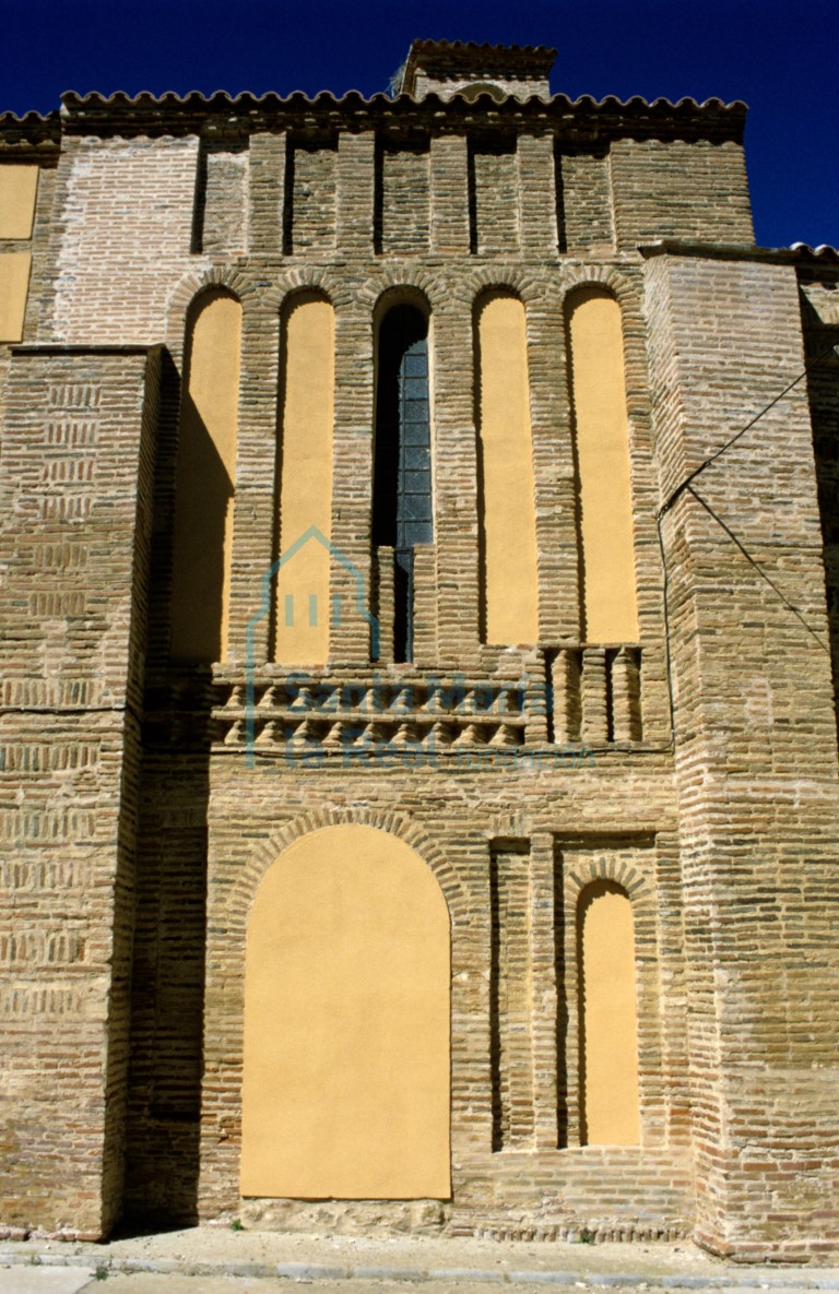 Arcos del tramo recto del ábside de la nave del lado de la epístola