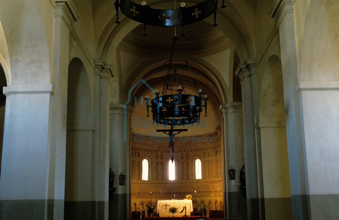 Vista del interior de la nave central hacia la cabecera