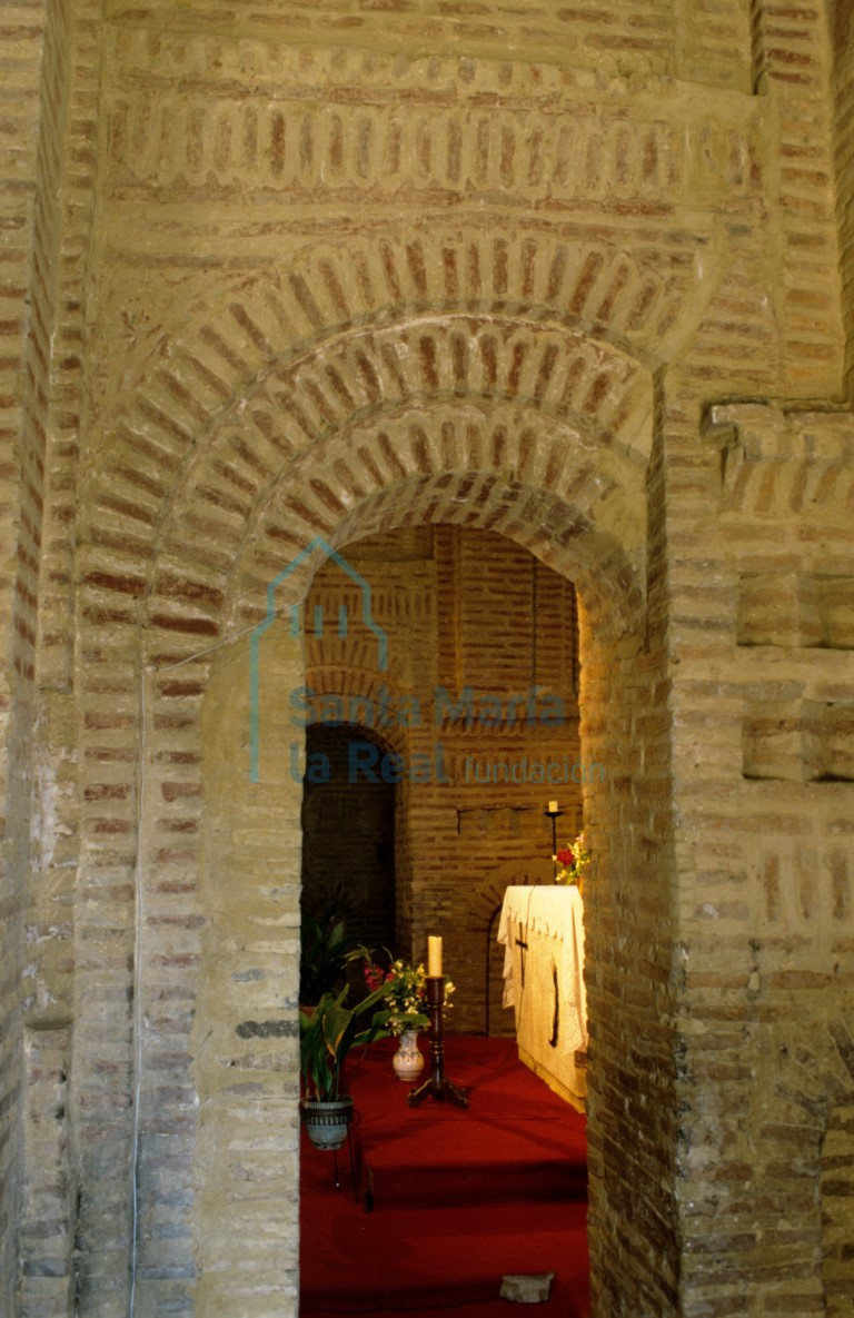 Puerta de acceso al ábside central desde el ábside del lado de la epístola