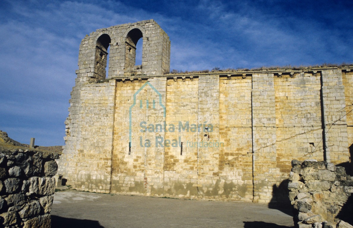 Muro sur  y espadaña
