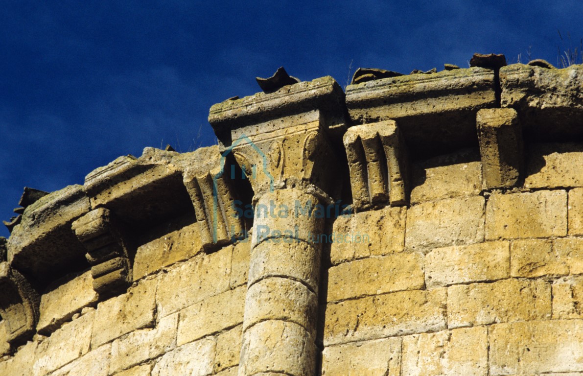 Capitel de una de las columnas entrega y canecillos del ábside Capitel de una de las columnas entrega y canecillos del ábside