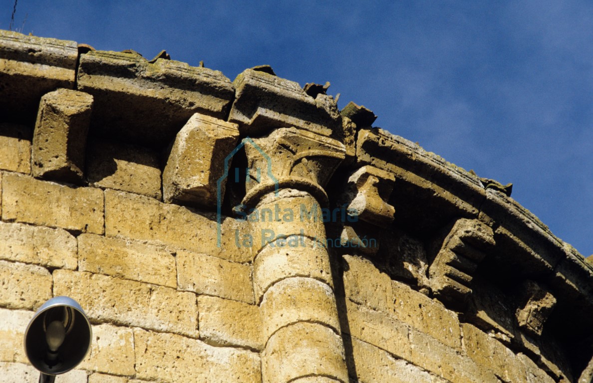Capitel de una de las columnas entrega y canecillos del ábside