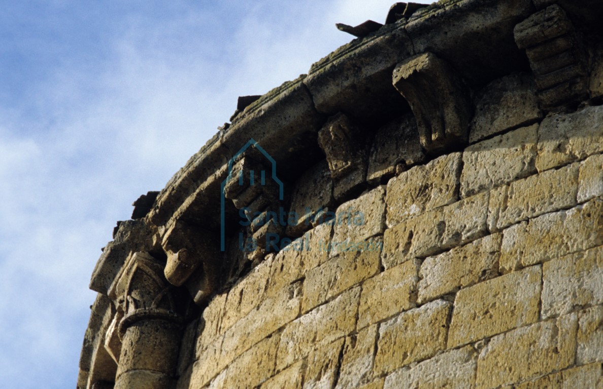 Capitel de una de las columnas entrega y canecillos del ábside