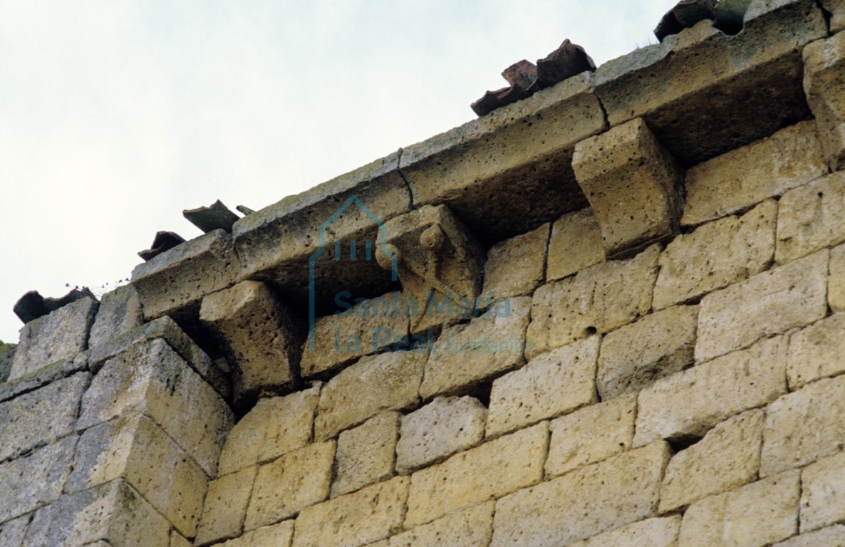 Canecillos del muro norte