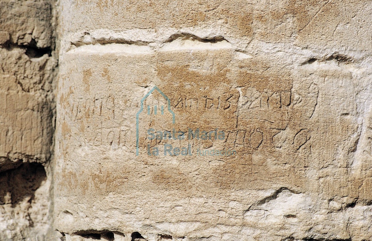 Epígrafe en el fuste de una de las columnas de la cabecera de la iglesia