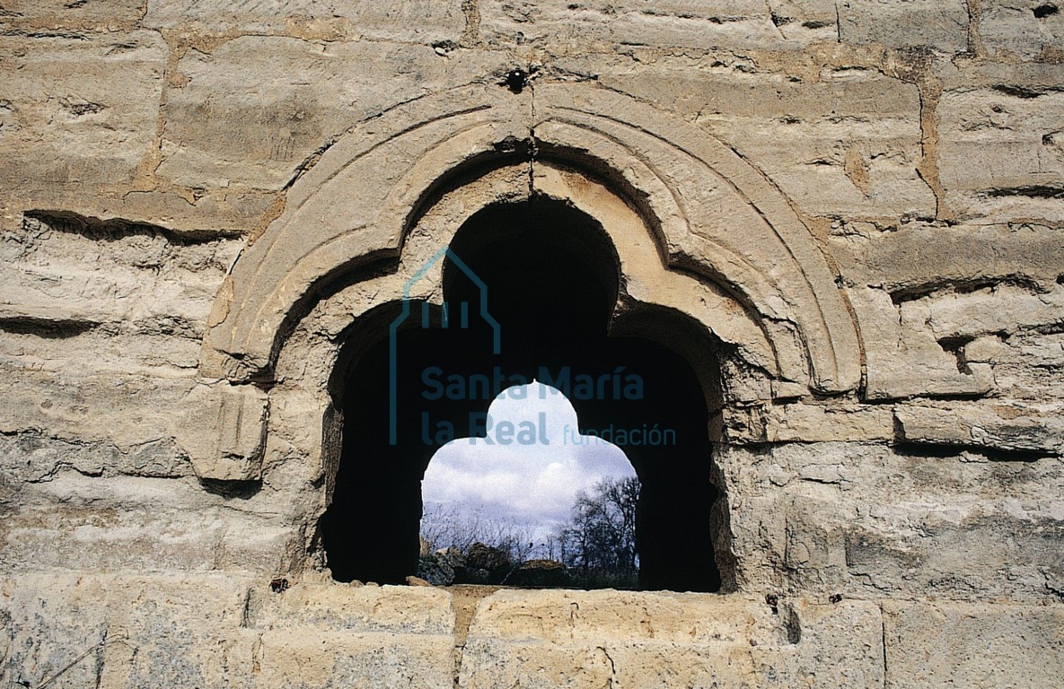 Ventana en el muro norte del presbiterio del ábside mayor