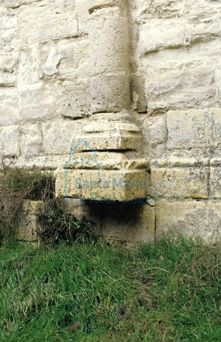 Detalle de una de las columnas de la cabecera de la iglesia